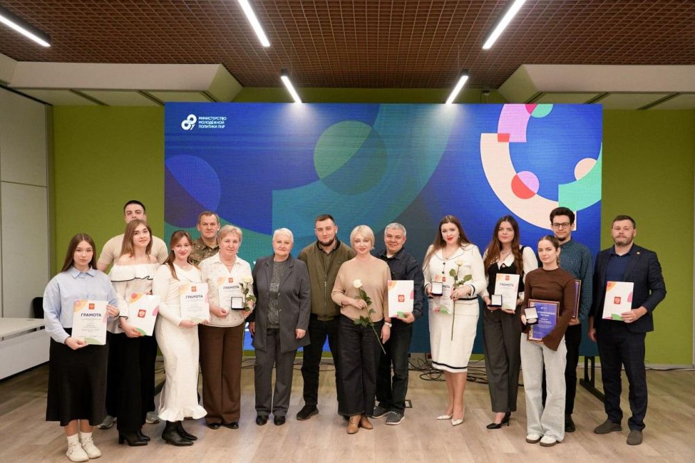 В Доме молодёжи состоялось награждение памятными медалями и грамотами от Президента России за вклад в проведение ВФМ-24