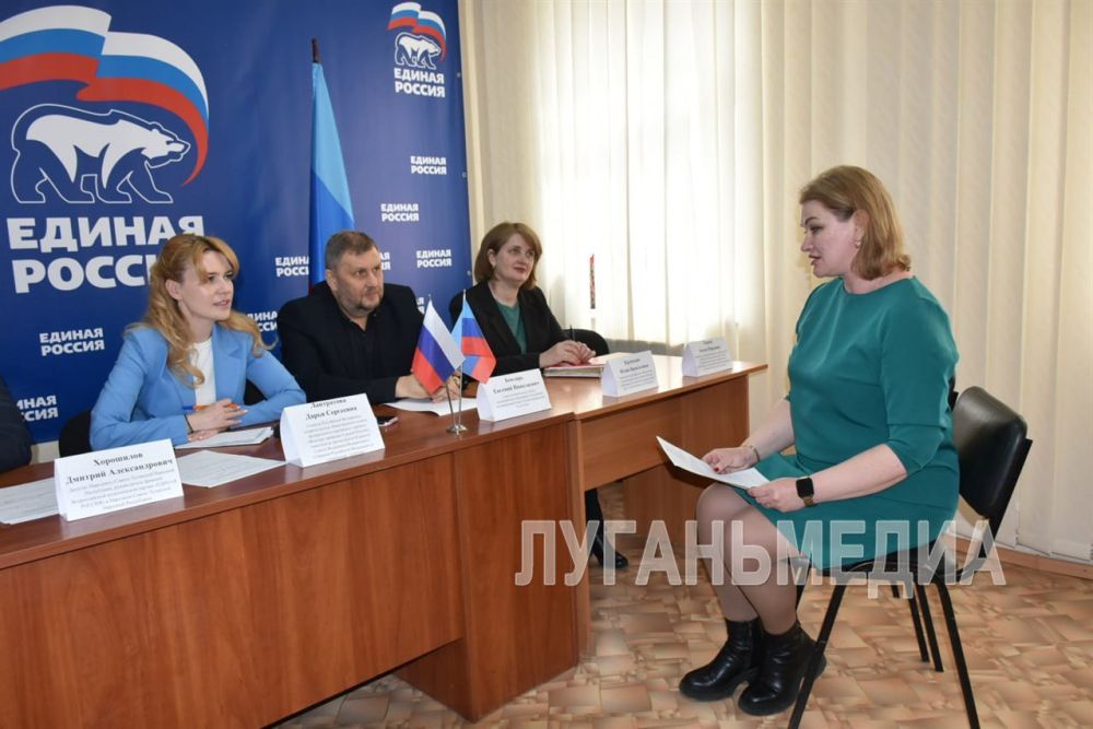 В общественной приемной «Единой России» Лутугинского округа состоялся прием граждан, который провела Сенатор Совета Федерации от Луганской Народной Республики Дарья Лантратова