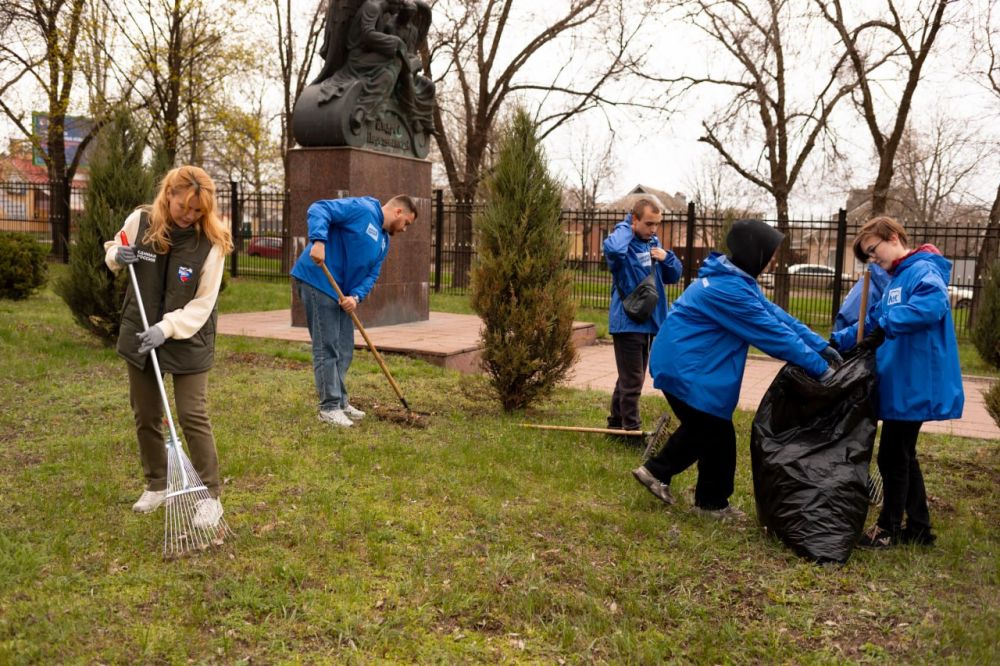 Дарья Лантратова: Большой командой Молодой Гвардии Единой России провели субботник на территории Свято-Владимирского кафедрального собора