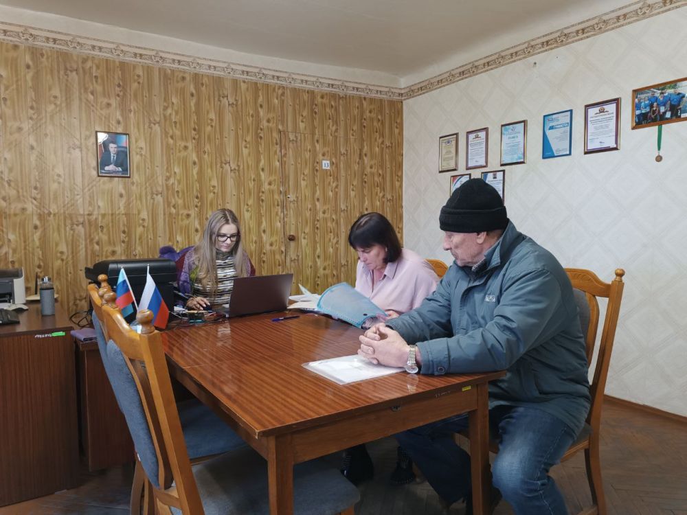 Сегодня в отделе жизнеобеспечения города Вахрушево состоялся выездной прием мобильного офиса МФЦ ЛНР