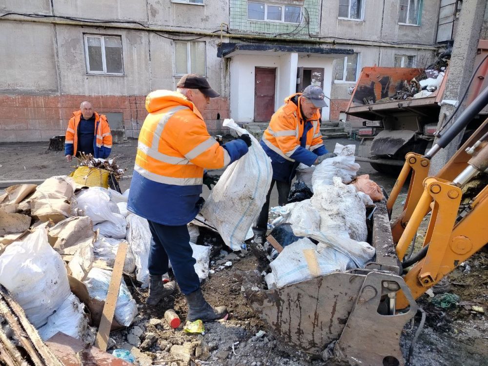 В Стаханове продолжается плановая работа по уборке мусора и ликвидации свалок