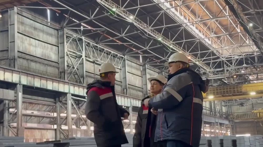 Министр промышленности и торговли ЛНР Владислав Варшавский и сенатор Дарья Лантратова посетили Алчевский меткомбинат