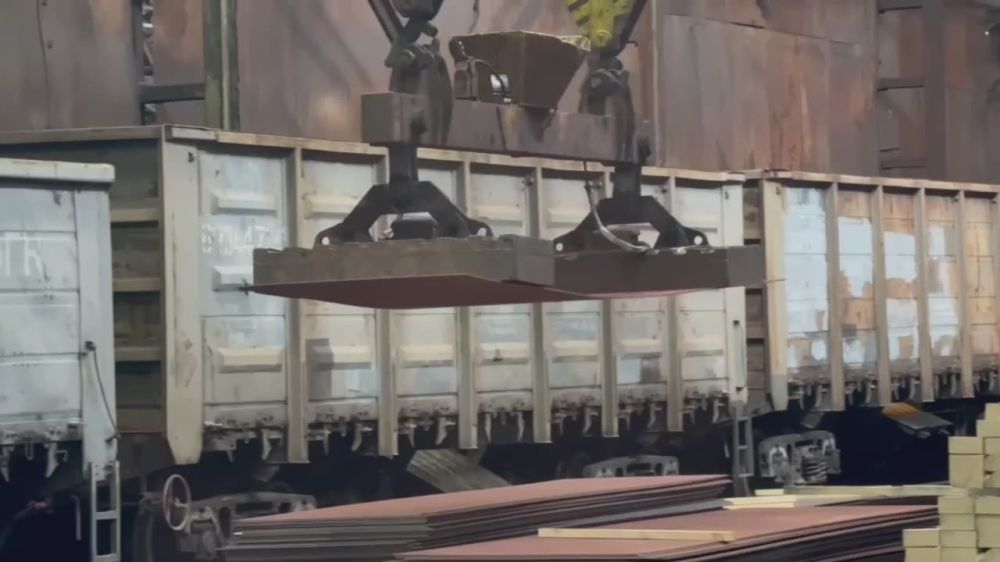 Министр промышленности и торговли ЛНР Владислав Варшавский совместно с сенатором Совета Федерации от ЛНР Дарьей Лантратовой с рабочим визитом посетили Алчевский меткомбинат