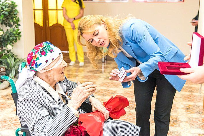 Д. Лантратова вручила знак Почетного жителя Луганска ветерану и провела совещание по развитию социального бизнеса в ЛНР