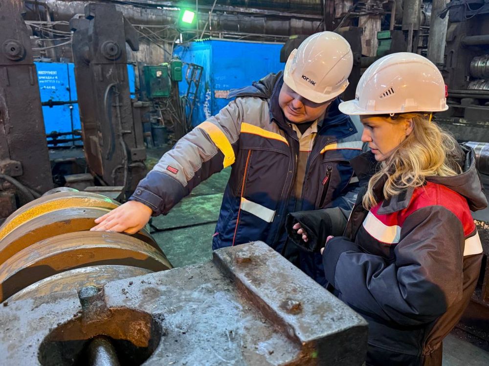 Дарья Лантратова: Так закалялась сталь... С министром промышленности и торговли ЛНР Владиславом Варшавским приехали с рабочим визитом на Алчевский металлургический комбинат. Мощное, неукротимое производство в полторы тысячи...