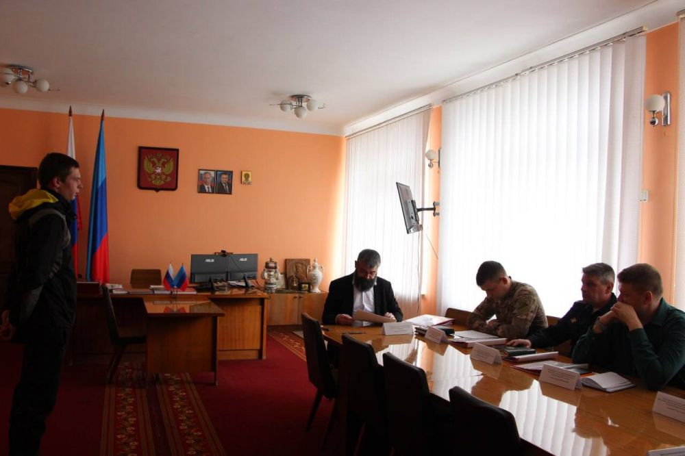 В Меловском муниципальном округе состоялось первое заседание призывной комиссии, которое прошло под председательством Главы Меловского муниципального округа Луганской Народной Республики Савченко Олега Петровича