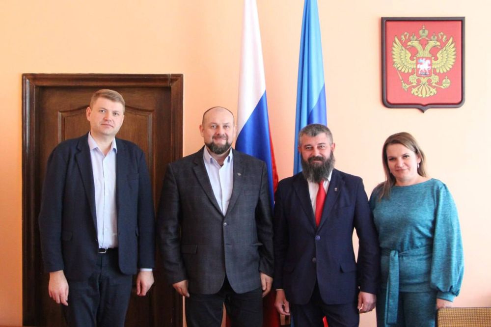 Олег Савченко: Меловский округ, с рабочим визитом, посетили заместитель министра образования и науки Луганской Народной Республики – начальник департамента контрольно-надзорной деятельности и оценки качества образования...