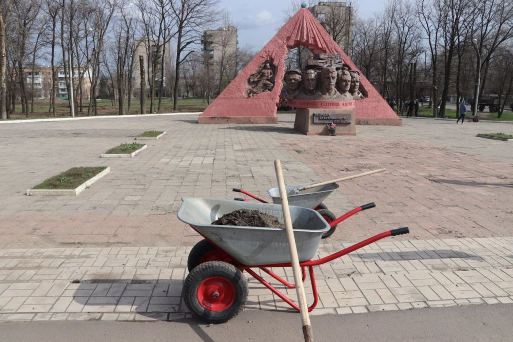 В Ирмино у памятника родоначальникам стахановского движения прошёл субботник