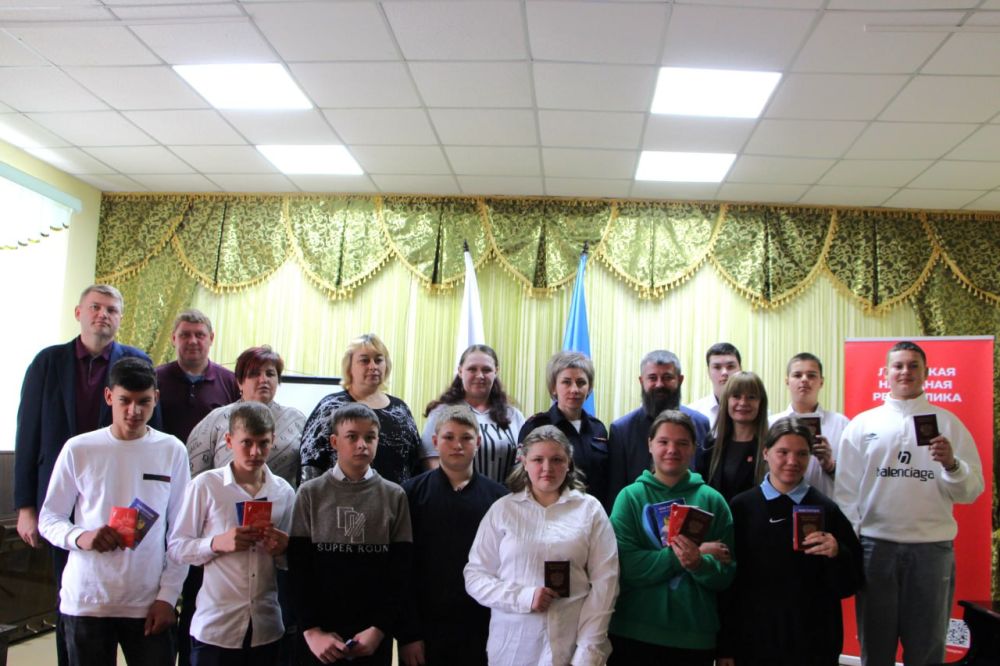 Олег Савченко: В рамках акции «Я - гражданин России!», совместно с Колядиной Надеждой Петровной - начальником ОВМ ОМВД России «Меловский», майором полиции и Ефремовой Еленой Игоревной – специалистом по организации работы...