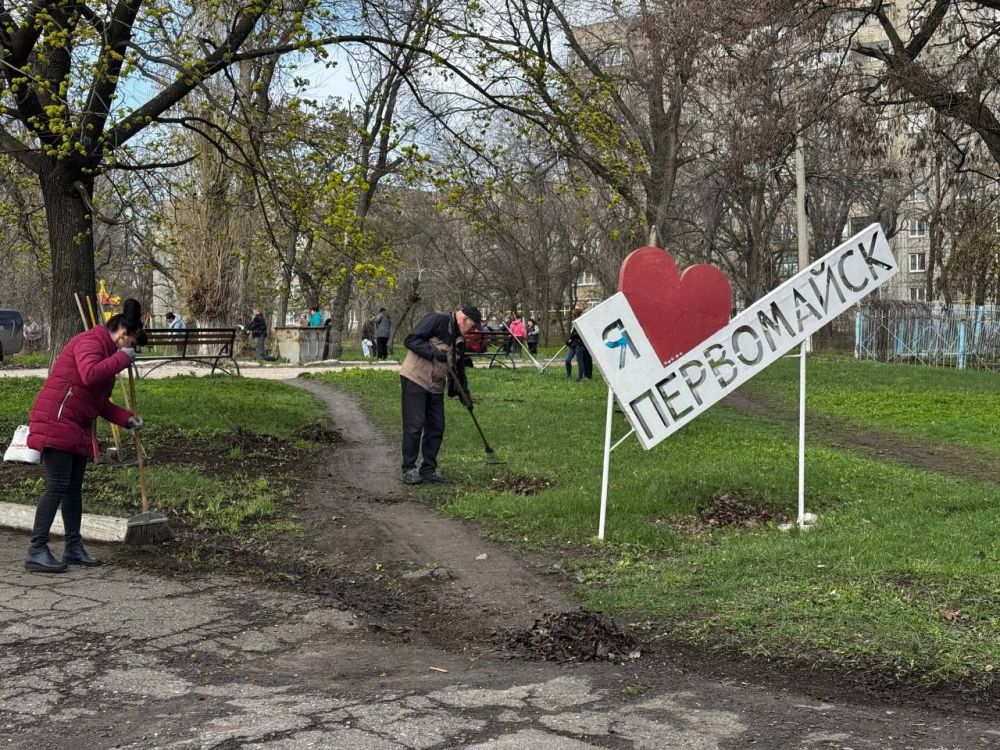 Сергей Колягин: Как и было запланировано, собравшись большой и дружной командой, вышли на общегородской субботник, проходящий в рамках республиканской акции «Чистая Республика-2025», в сквер у Дома культуры имени Крупской в...