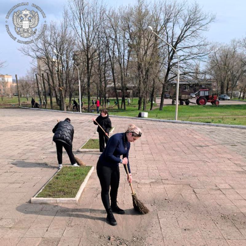 Председатель и члены молодежной избирательной комиссии муниципального образования города Стаханова приняли участие в субботнике у памятника родоначальникам стахановского движения