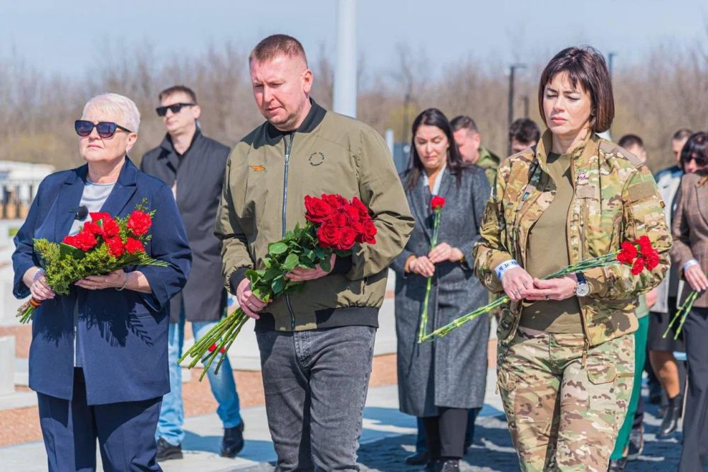 Жители Луганска в День памяти жертв украинской агрессии на траурной церемонии у мемориального комплекса «Не забудем, не простим!» почтили память жертв киевских боевиков