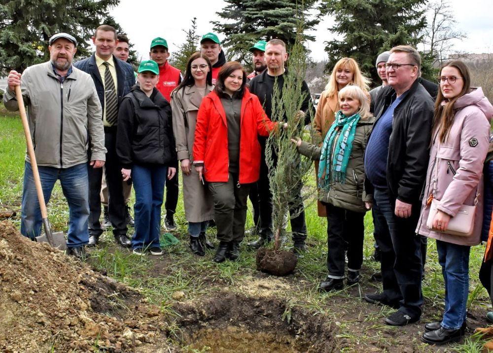 Денис Мирошниченко совместно с членами Союза писателей России принял участие в высадке саженцев, посвященной 80-летию Победы в Великой Отечественной войне