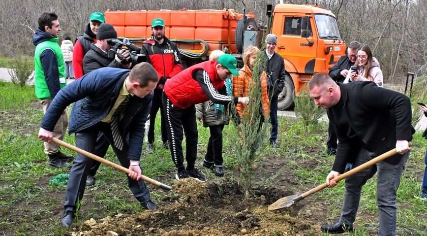 Спикер парламента ЛНР и писатели высадили в Луганске деревья к 80-летию Победы