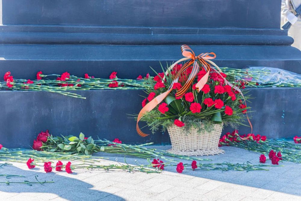 В Луганске, у мемориального комплекса “Не забудем, не простим!”, прошла траурная церемония в память о жертвах украинской агрессии