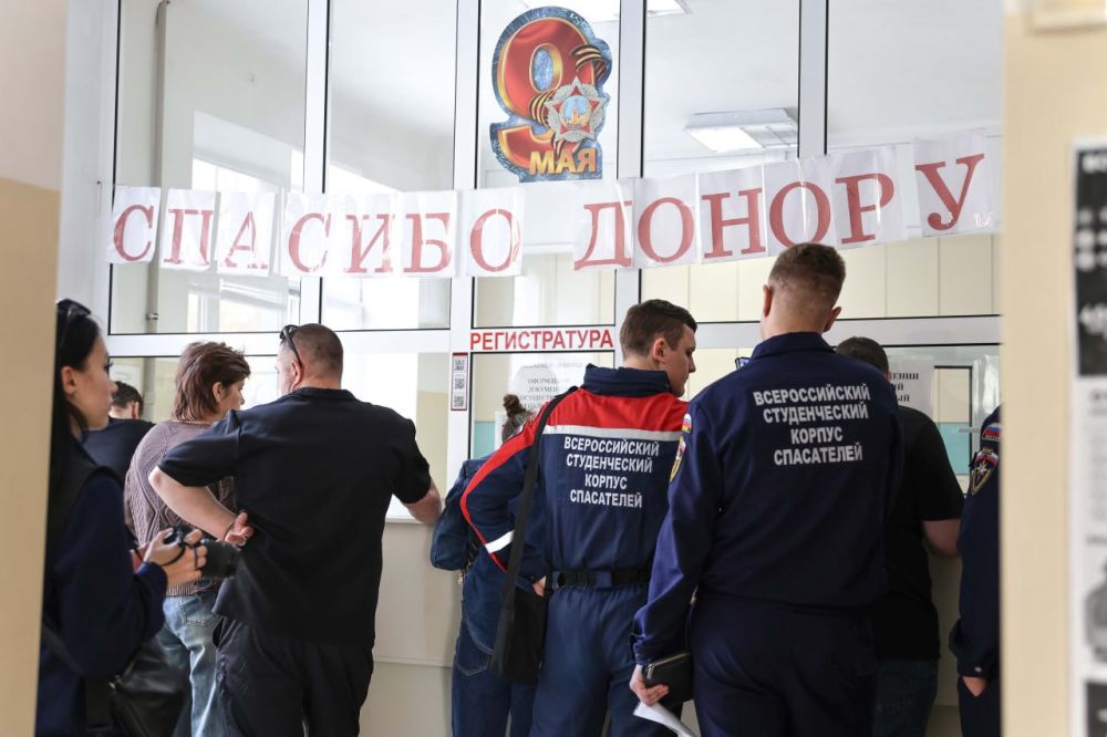 Около 30 активистов сдали кровь в преддверии Национального дня донора России в Луганской республиканской станции переливания крови