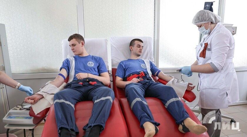 Около 30 активистов сдали кровь в преддверии Дня донора в Луганске