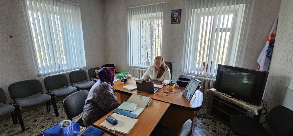 Жители п. Калиново подали заявления на регистрацию недвижимости в рамках работы мобильного офиса МФЦ ЛНР