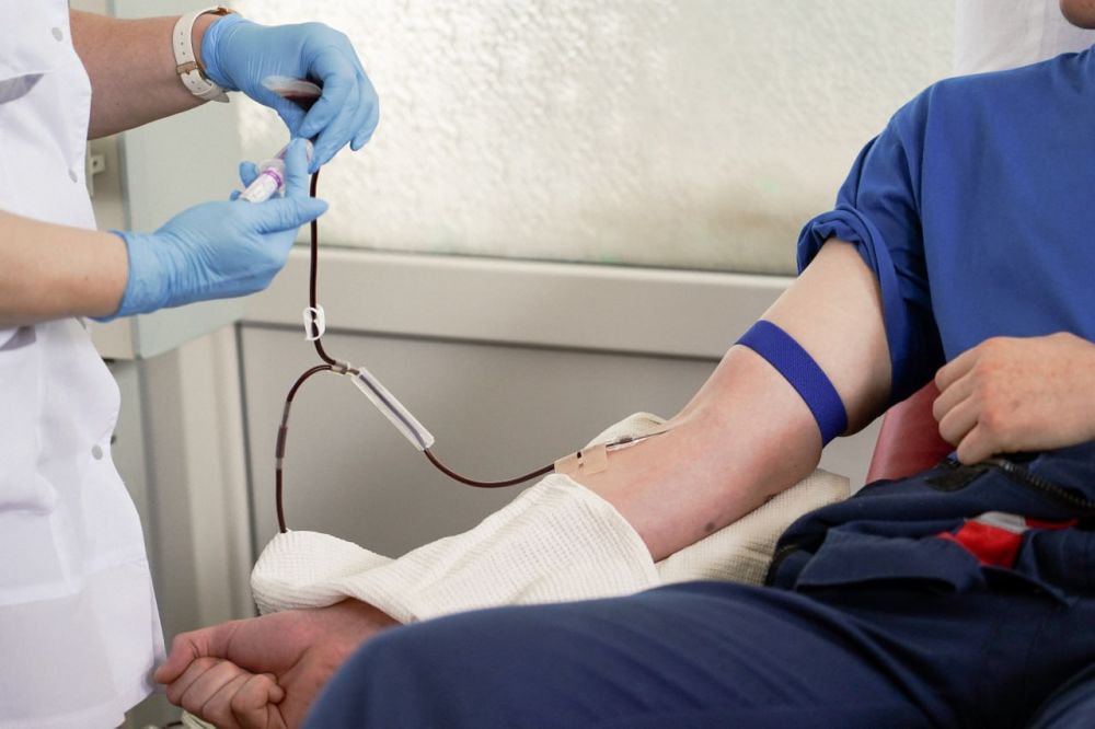 Представители Министерства молодёжной политики ЛНР и молодёжных организаций сдали кровь для нуждающихся