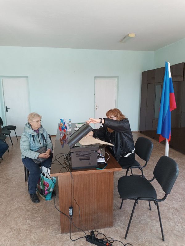Более 30 жителей города Петровское воспользовались услугами мобильного офиса МФЦ ЛНР