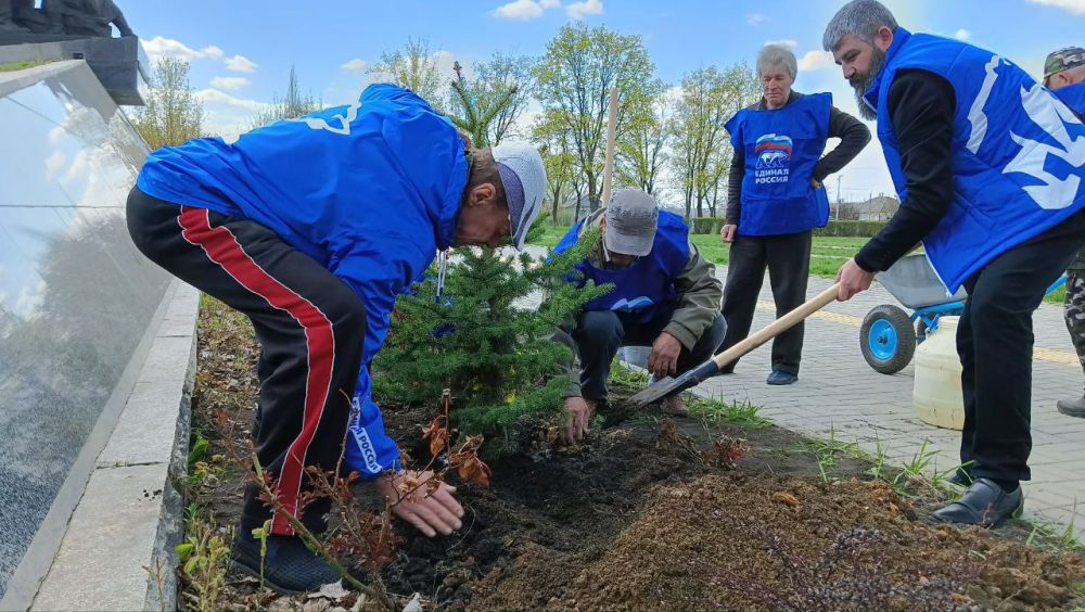 «Живая память: акция «Сад памяти» прошла у мемориала "Украина - освободителям»