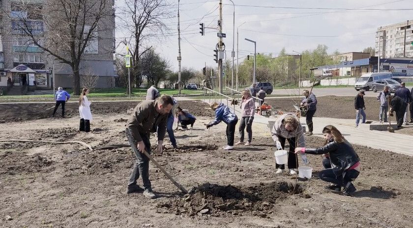 Жители Брянки в центре города высадили саженцы березы в рамках акции «Сад памяти»