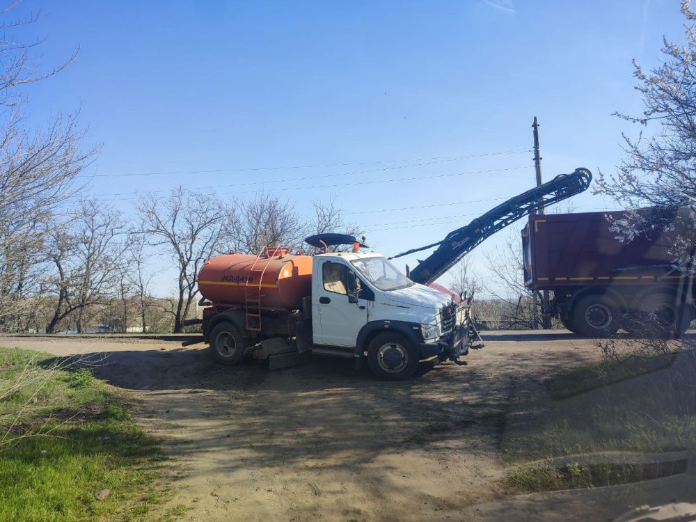 Сергей Козенко: Специалисты муниципального унитарного предприятия «Дорожно-эксплуатационное управление» продолжают работы по ремонту автомобильной дороги