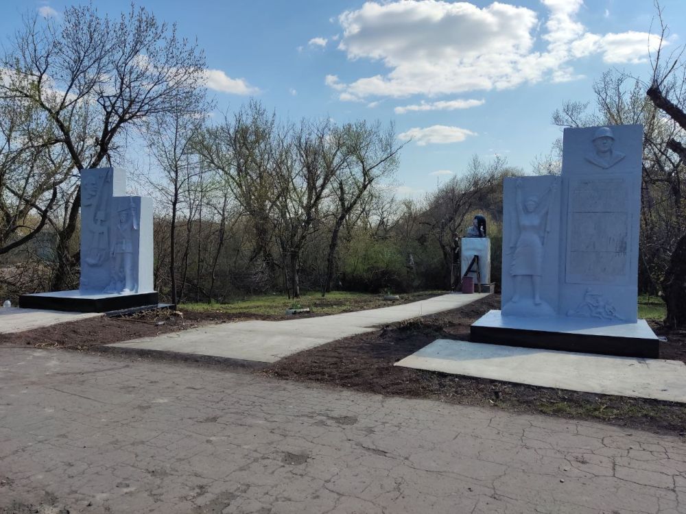 На территории города Вахрушево расположен памятник шахтерам, ушедшим на фронт в годы Великой Отечественной войны