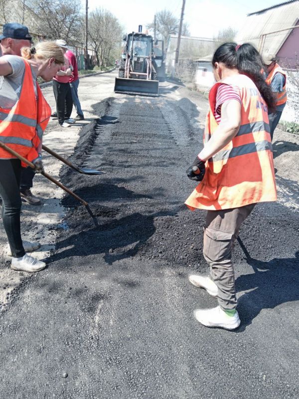 Сергей Козенко: В поселке Новоалександровка работниками филиала «Краснодонский автодор» ГУП ЛНР «Луганский автодор» ведется ямочный ремонт и благоустройство остановок