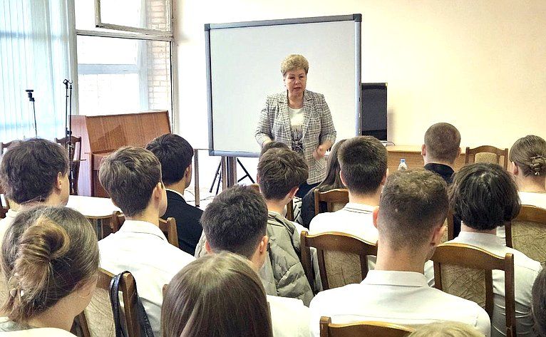 О. Бас провела в ЛНР урок мужества, посвященный Дню памяти о геноциде советского народа в годы Великой Отечественной войны