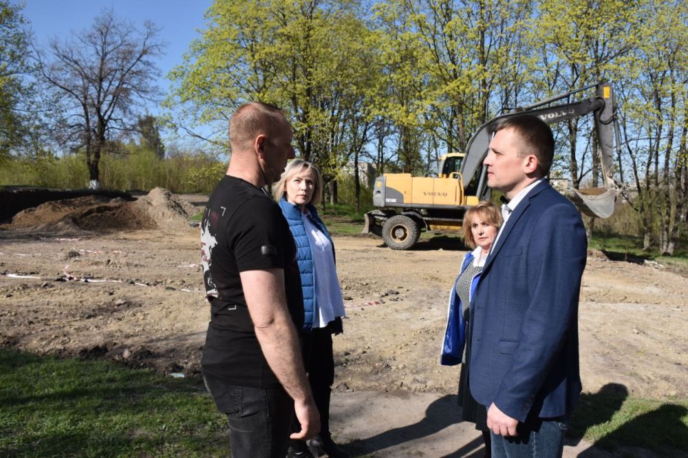 В рамках федерального проекта "Формирование комфортной городской среды" национального проекта «Инфраструктура для жизни», в Брянке стартовали работы по благоустройству общественной территории к мемориальному комплексу...