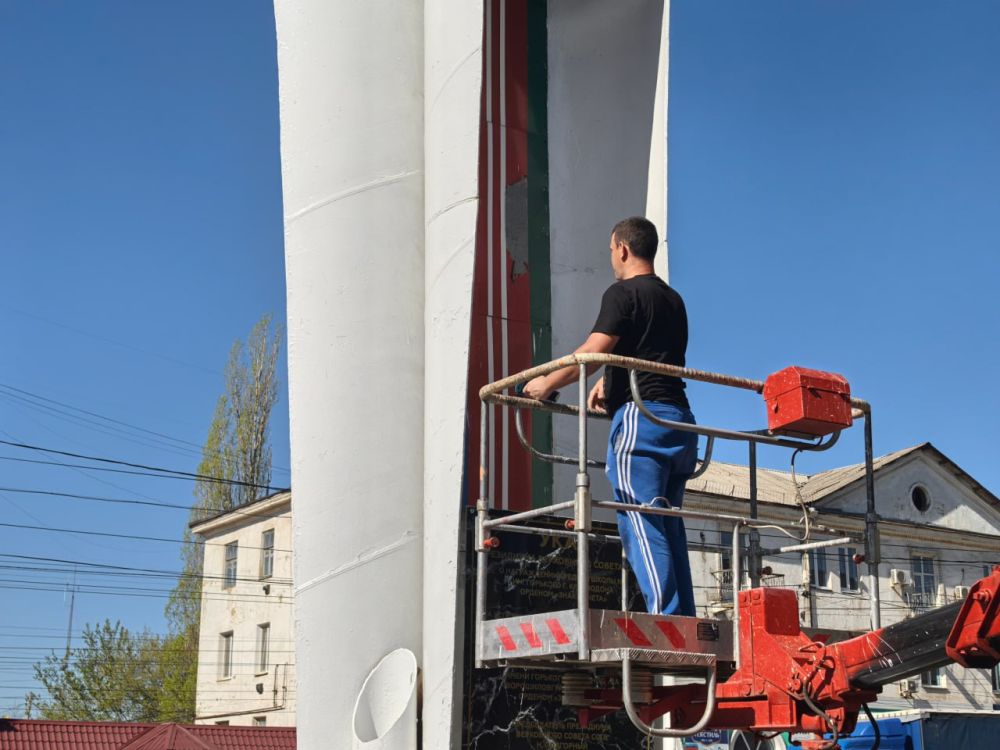 Сергей Козенко: В преддверии празднования Дня весны и труда, а также Дня Великой Победы, мы активно работаем над благоустройством нашего города и приведением в порядок значимых мест и памятных конструкций
