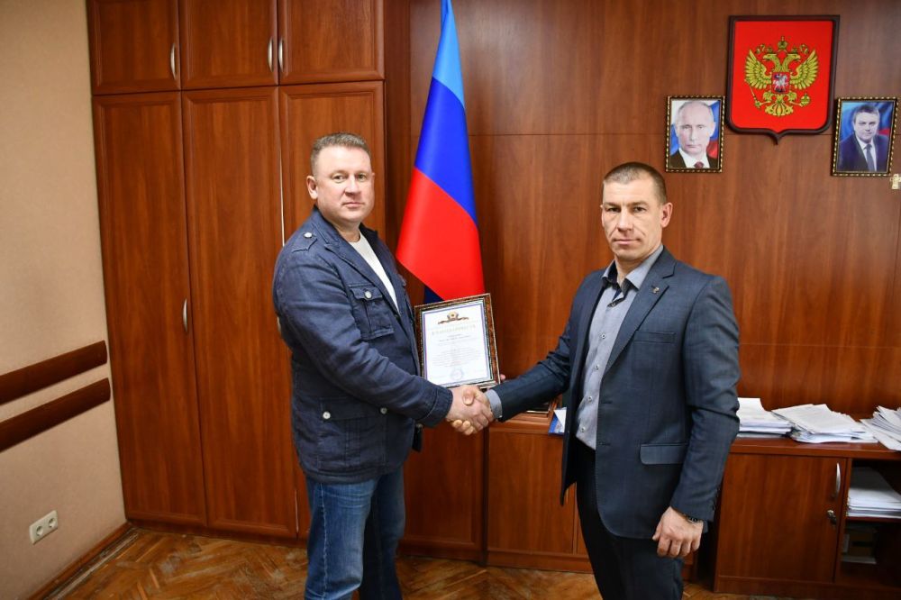 Сергей Колягин: Вчера, при подведении итогов визита Александра Шпиренко в наш город, договорились о том, что Александр Игоревич выполнит приятную миссию - вручит Благодарность Главы Луганской Народной Республики Леонида...