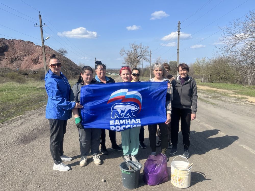 Акция «Чистая Республика»: Вместе мы делаем наш округ чище, красивее и достойнее! В пгт Софиевский единороссы побелили столбы и деревья вдоль центральных улиц посёлка, провели уборку мусора на поселковом кладбище