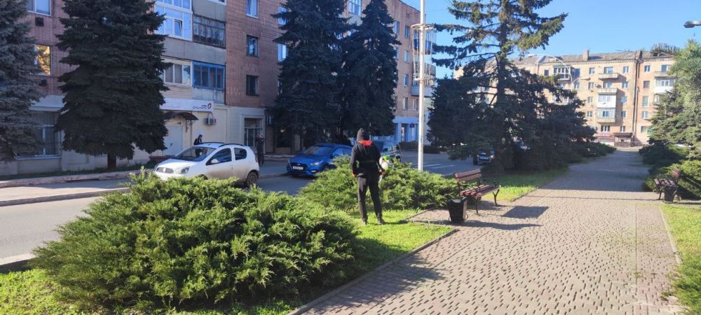 Сергей Козенко: Сегодня сотрудники муниципального унитарного предприятия «Дорожно-эксплуатационное управление» приступили к покосу травы в сквере Комсомольский