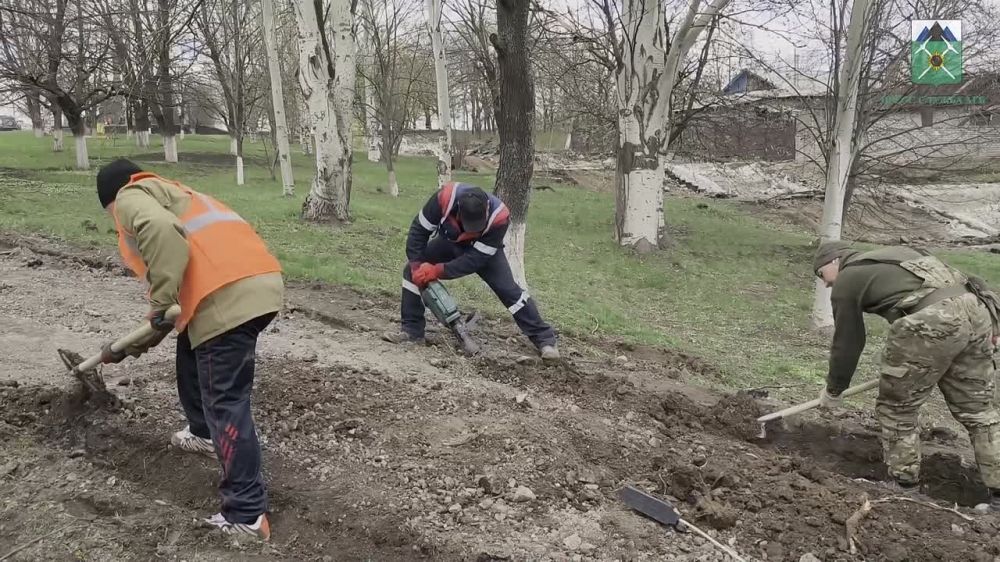 Евгений Морозов: В рамках федерального проекта "Формирование комфортной городской среды" национального проекта «Инфраструктура для жизни», в Брянке стартовали работы по благоустройству общественной территории к мемориальному...