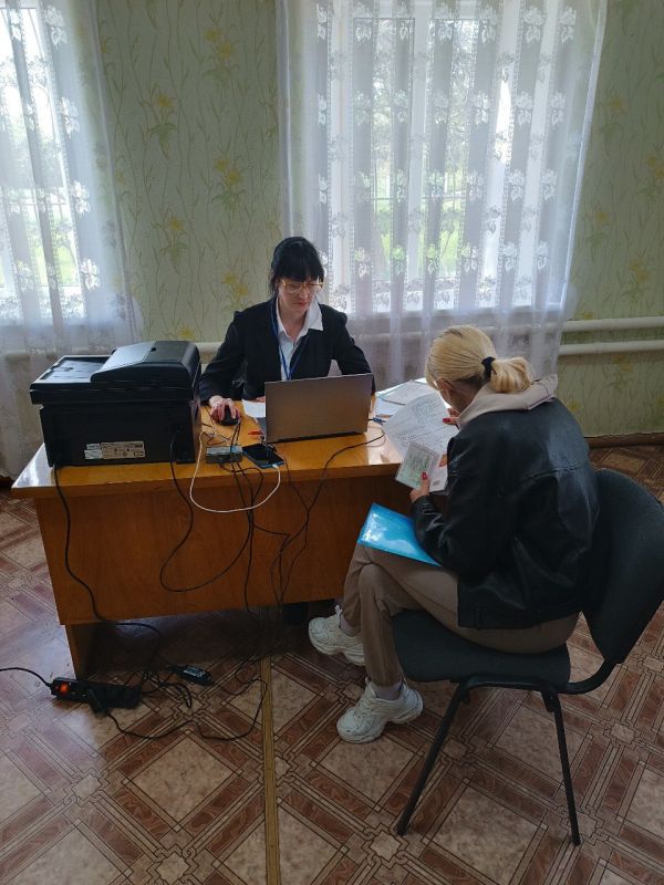 Жители пгт. Софиевский подали свои заявления на регистрацию недвижимости в рамках работы мобильного офиса МФЦ ЛНР