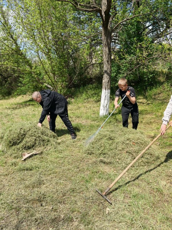 24 апреля обучающиеся старших классов и сотрудники Вахрушевского учебно-воспитательного комплекса № 3 "Рассвет" приняли участие в уборке Братской могилы советских воинов, расположенной на пересечении улиц Центральная и...