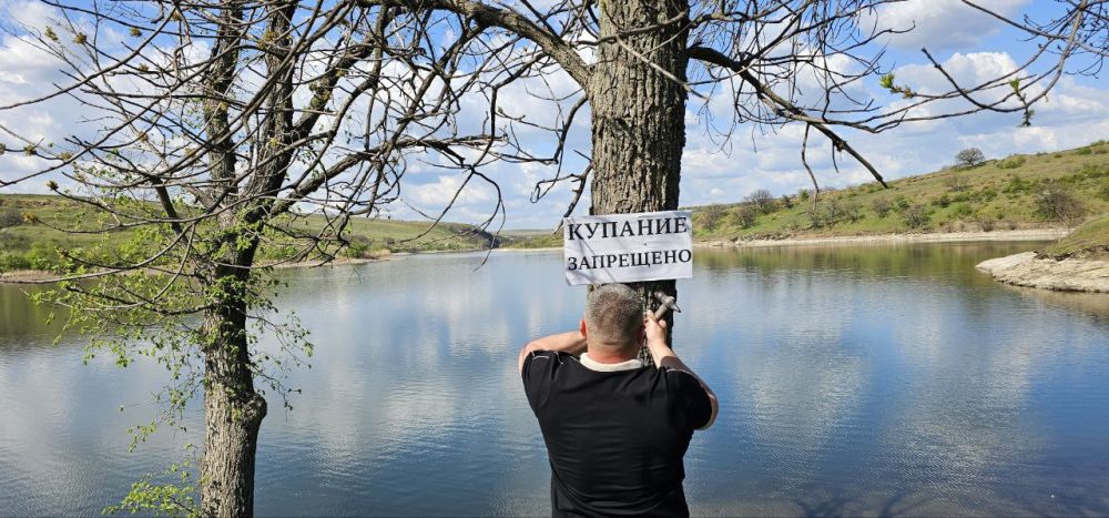 С приближением начала купального сезона сотрудниками отдела жизнеобеспечения г. Вахрушево в местах нахождения несанкционированных пляжей были установлены таблички о запрете купания
