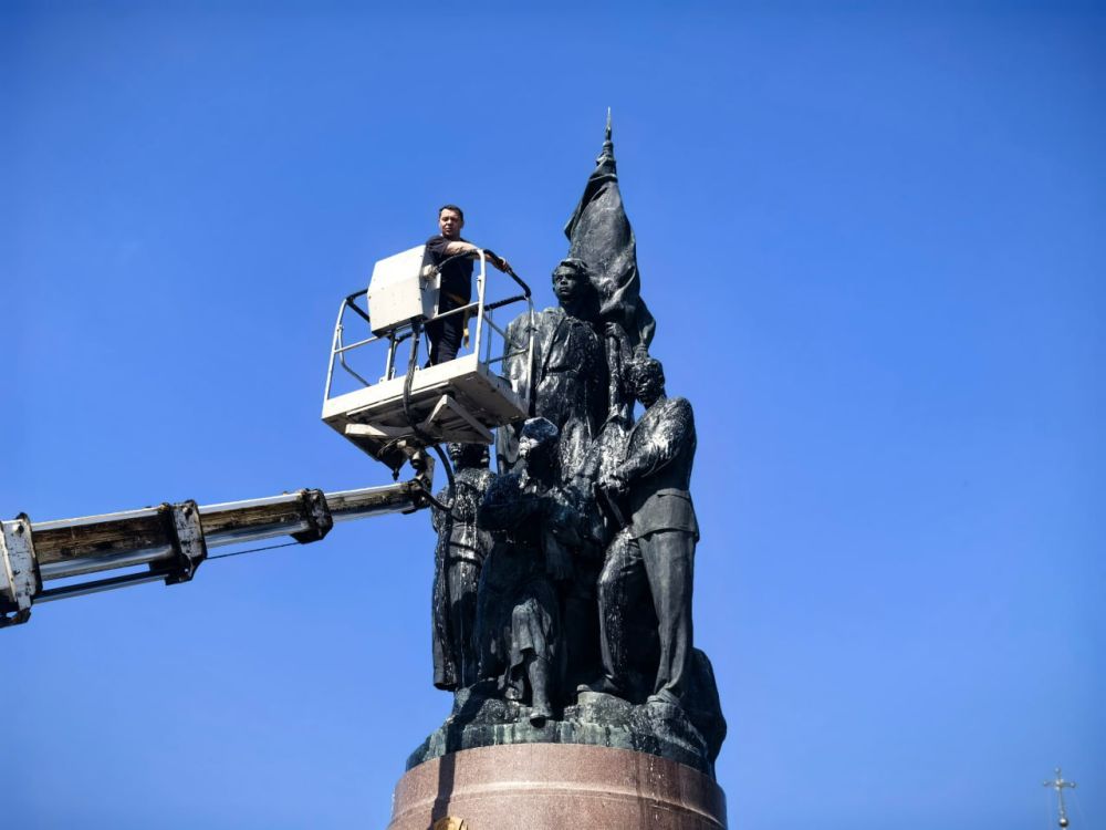 Сергей Козенко: Сегодня, в рамках подготовки к празднованию Дня Победы, мы провели работы по очистке памятника «Клятва» - достояния и гордости города, символа героизма и самоотверженности юных героев, которые стояли на...