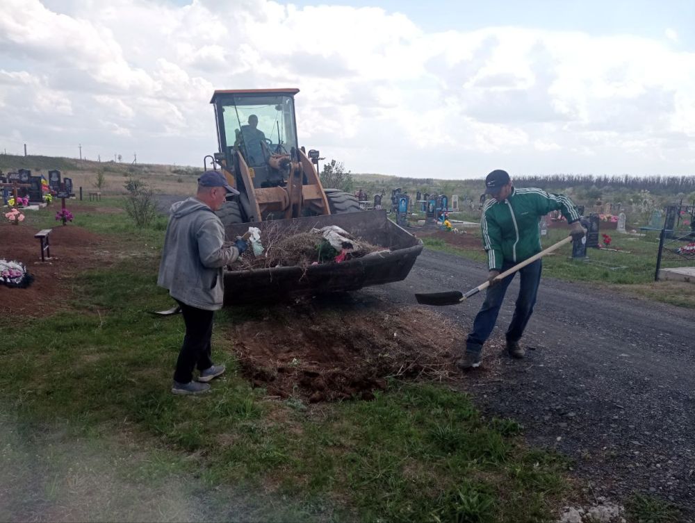 Андрей Рубанцов: В Ровеньках продолжаются работы по уборке территорий городского и поселковых кладбищ