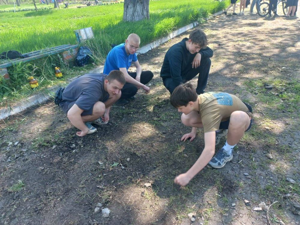 Сегодня, 24.04.2025 г.,обучающиеся ГБОУ ЛНР "Золотовской средней школы №16" ( директор Булкот С.Г.) под руководством заместителя директора Юлии Придорожко в очередной раз приняли участие в акции "Чистая Республика - 2025"