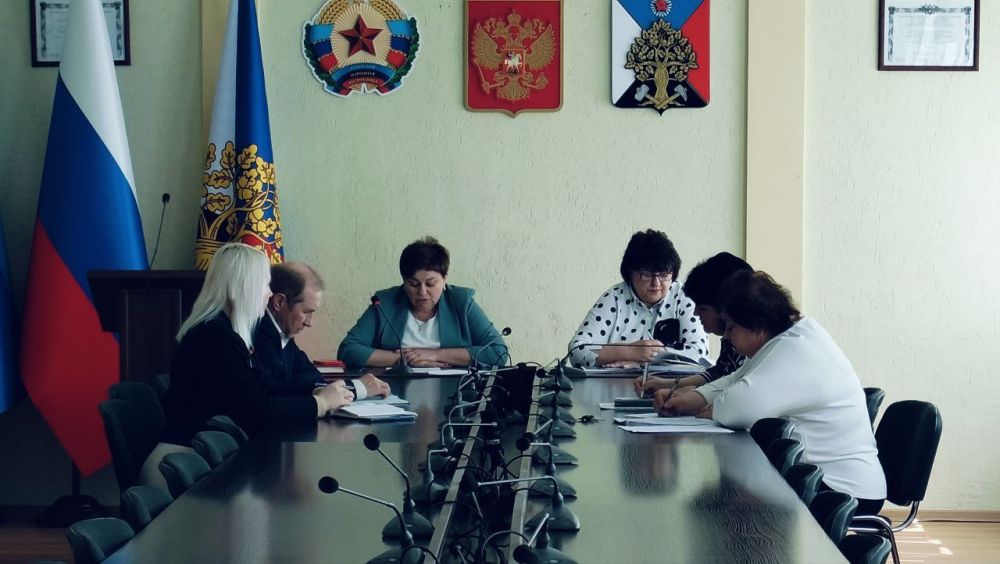 Андрей Рубанцов: Сегодня в Администрации городского округа город Ровеньки состоялось рабочее совещание с предпринимателями города, по вопросу благоустройства прилегающих территорий к торговым объектам в рамках реализации...