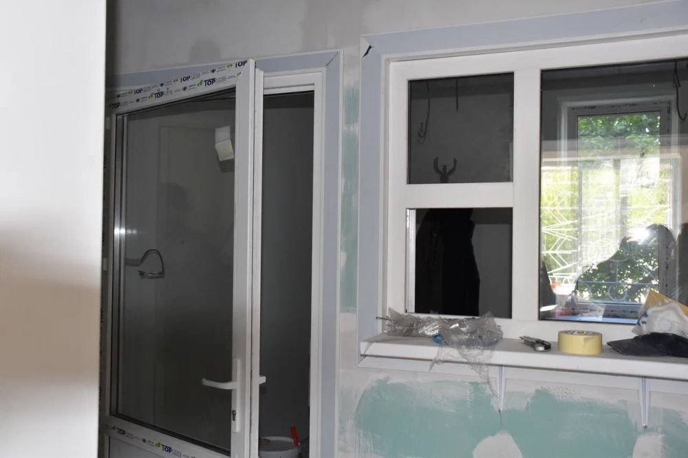 Сергей Козенко: Специалисты подрядной организации ООО «АРАГАЦСТРОЙ» Курганской области продолжают активные ремонтные работы в Краснодонской городской стоматологической поликлинике