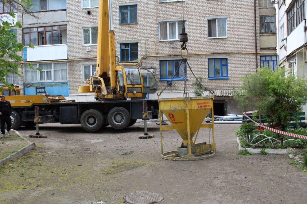 Сергей Козенко: Продолжается капитальный ремонт кровли многоквартирного жилого дома, расположенного по адресу: г. Краснодон, квартал Лютикова, д. 25. Работы осуществляются специалистами подрядной организации шефа-региона...