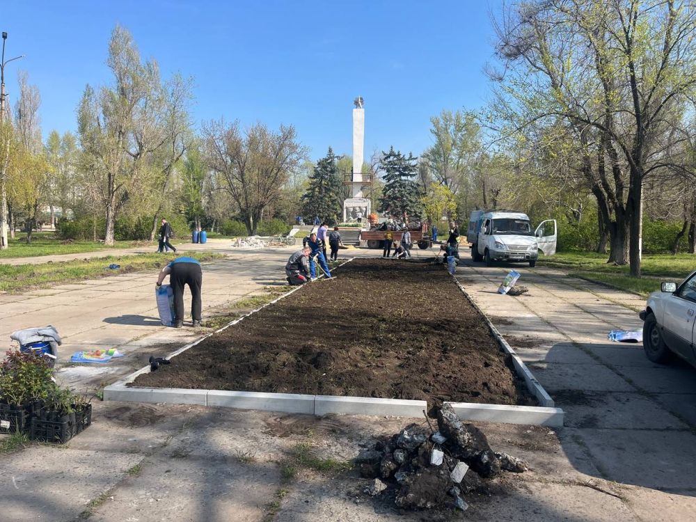В преддверии 80-летия Великой Победы депутаты муниципального образования городской округ город Рубежное ЛНР, Александр Арцыбашев и Евгений Емелин, провели субботник на территории мемориального комплекса, посвященного...