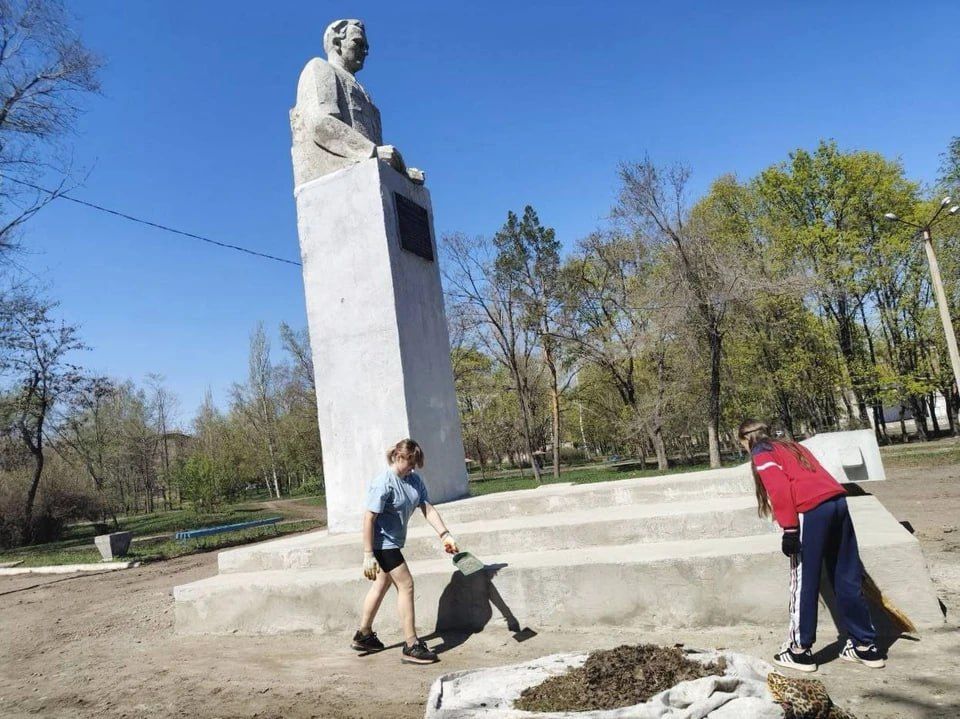 Жители Первомайска наводят порядки у мемориалов