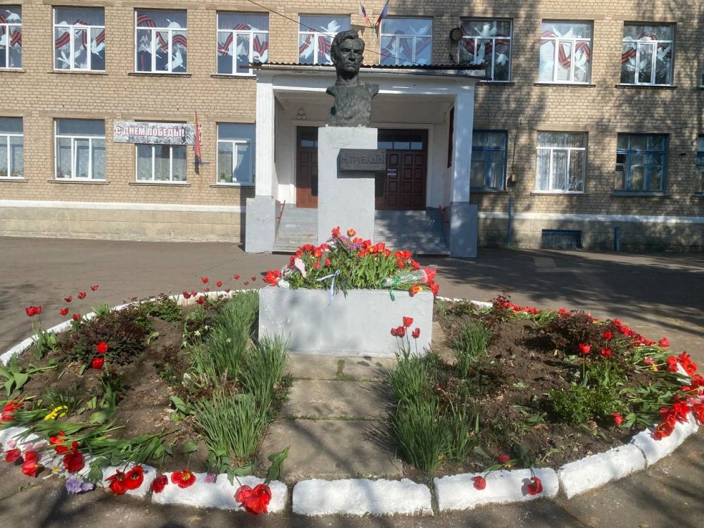 Андрей Рубанцов: В Ровеньковской гимназии имени писателя Н. Трублаини состоялась памятная линейка, посвященная 118-летию со дня рождения детского писателя — Николая Петровича Трублаини!