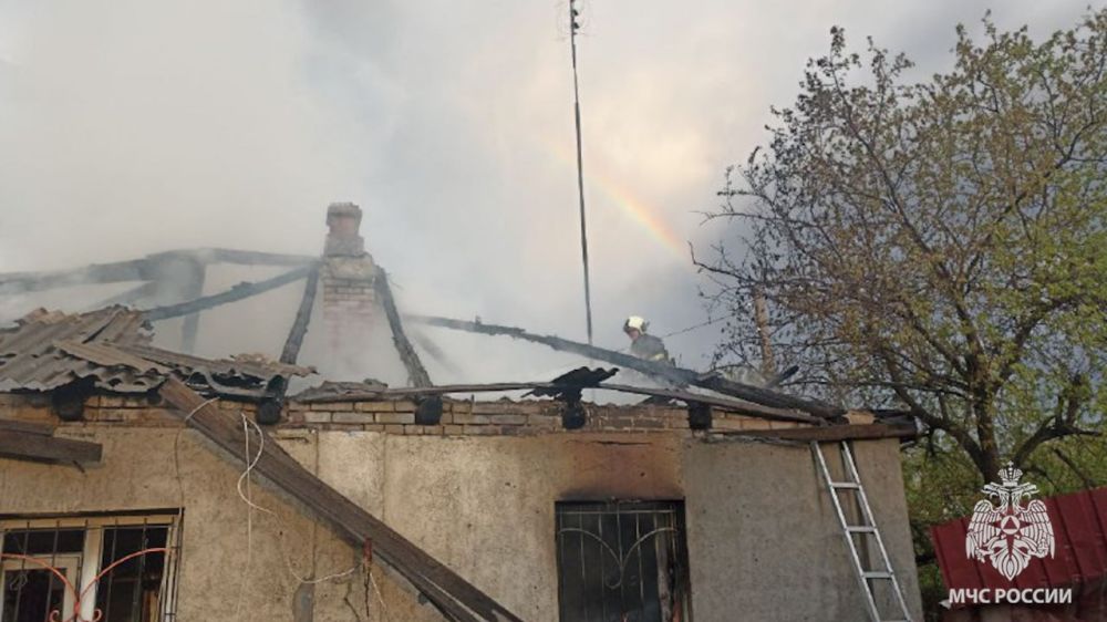 Спасатели МЧС России оперативно потушили загоревшуюся крышу дома в Рубежном