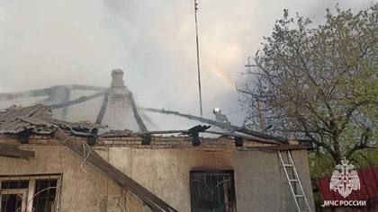 В Рубежном спасатели МЧС потушили пожар в частном доме